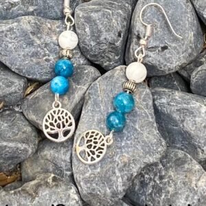 Boucles d’oreilles en Apatite & Howlite