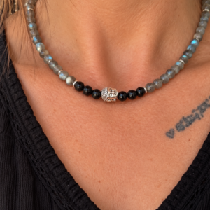 Collier Protection & Sérénité en labradorite et obsidienne avec Bouddha argenté, porté avec un haut noir.